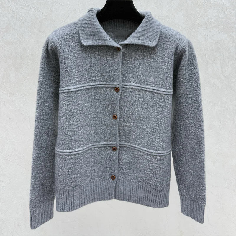 高品質の刺繍ロゴ入りレディースカーディガンセーター、暖かく快適、秋冬服 25120692