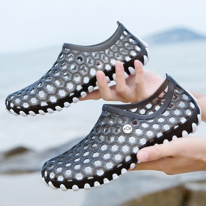 A Pair of New Summer Clogs, Wear-Resistant, Non-Slip, Comfortable Beach Shoes for Outer Wear, Simple and Fashionable Sandals