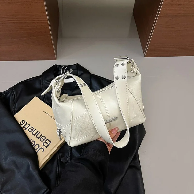 

Women's Crossbody-Bag Made Of Premium Leather Boasting Trendy Design And Classic Paris Vintage Look​