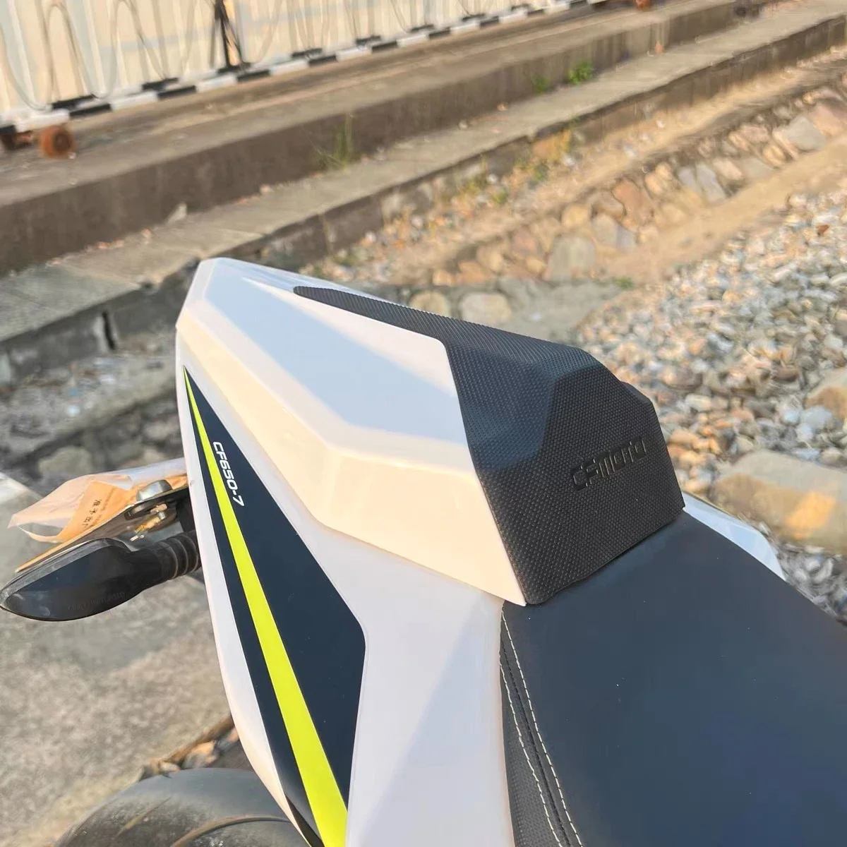 

FOR cfmoto 400nk 650nk nk 400 650 NK400 NK650 2016-2021 Limited edition new rear hump seat cover refit Modification Rear Seat