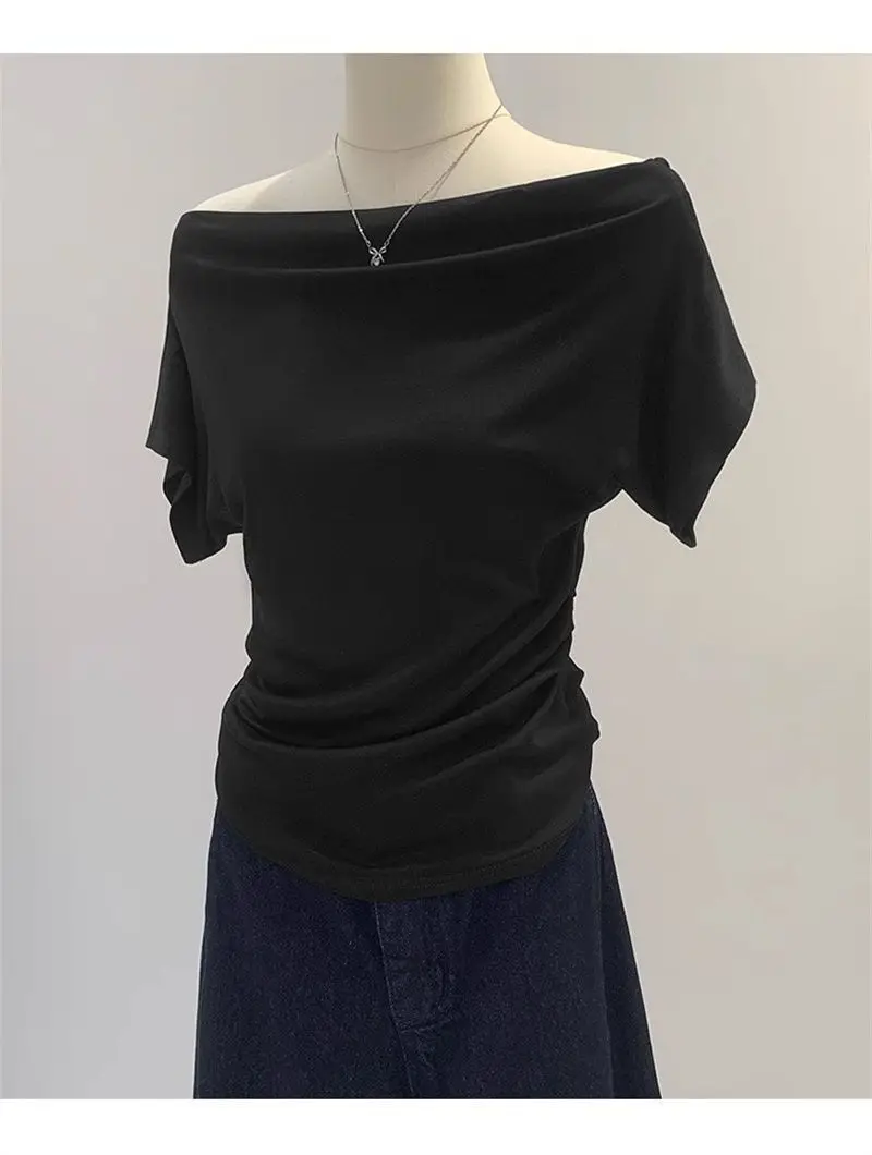 Sommerliches, schwarzes Damen-T-Shirt mit einem Schulterträger, kurzen Ärmeln, im koreanischen Stil, figurbetont, mit freiem Schulterbereich, modisch. – Detail 18