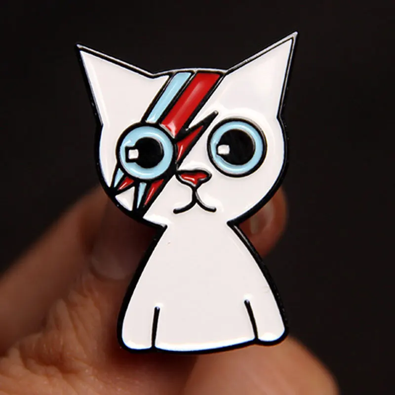 Alfileres esmaltados de gato blanco bonito de cantante de Rock, banda musical, broche de Metal de dibujos animados, insignia, joyería de moda, accesorios para mochila, regalos