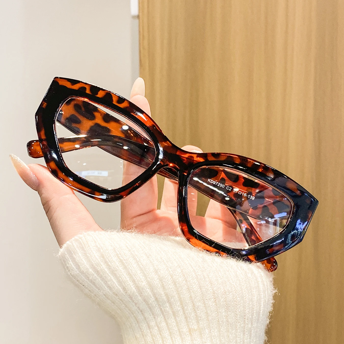 1 Pair of Women's Unique Two-Tone Cat-Eye Full-Frame Glasses, Retro, Bold, Chic, and Fashionable Women's Non-Prescription Glasses, Suitable for Street Photography, Check-Ins, Girls' Gatherings, Casual Wear, and Store Visits