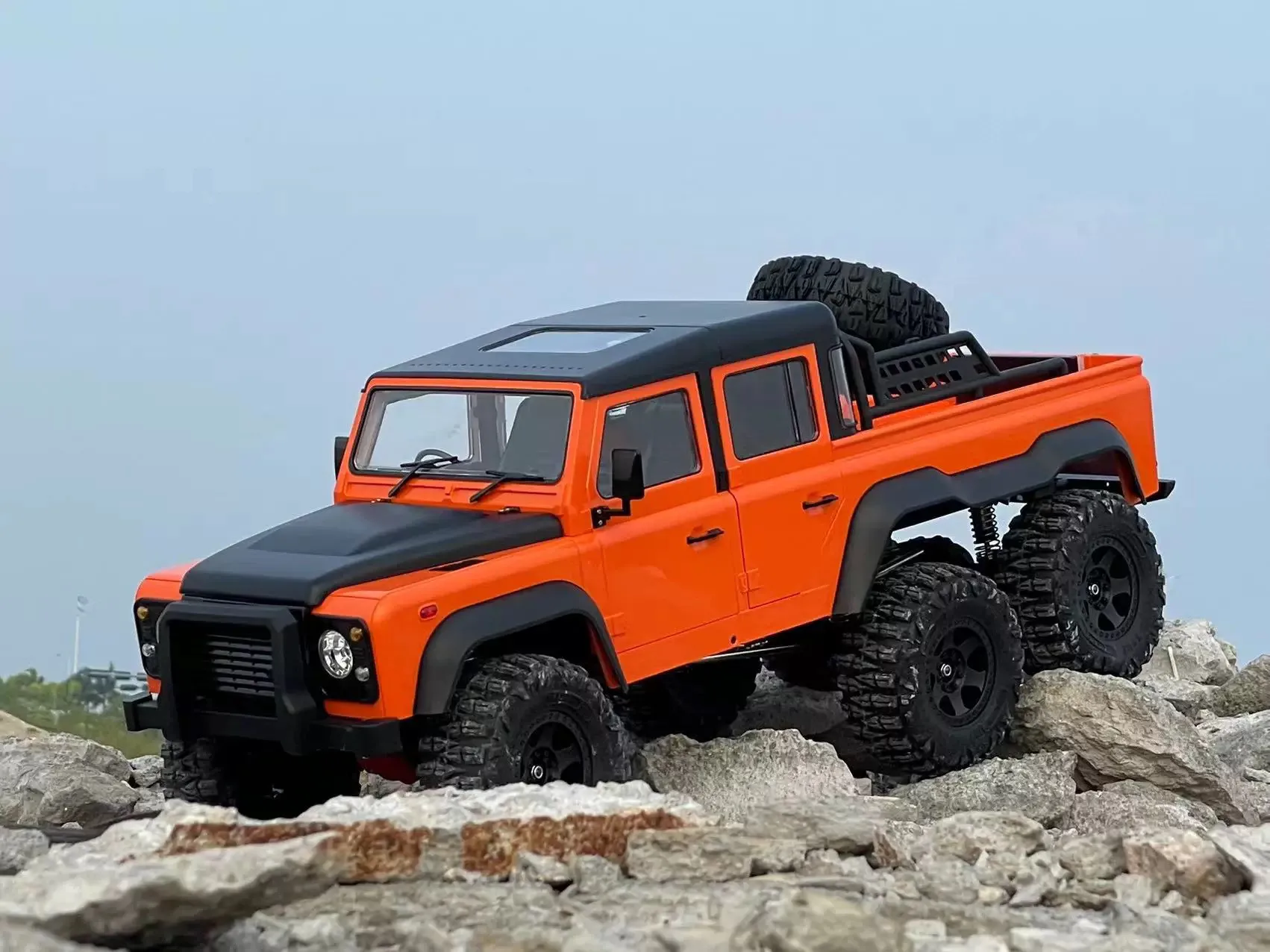 AXX6 1:10 6x6 RC Crawler Truck 6WD Off-Road Rock Climbing Car, 2-Speed Gearbox, Differential Lock, Portal Axles Simulation Model