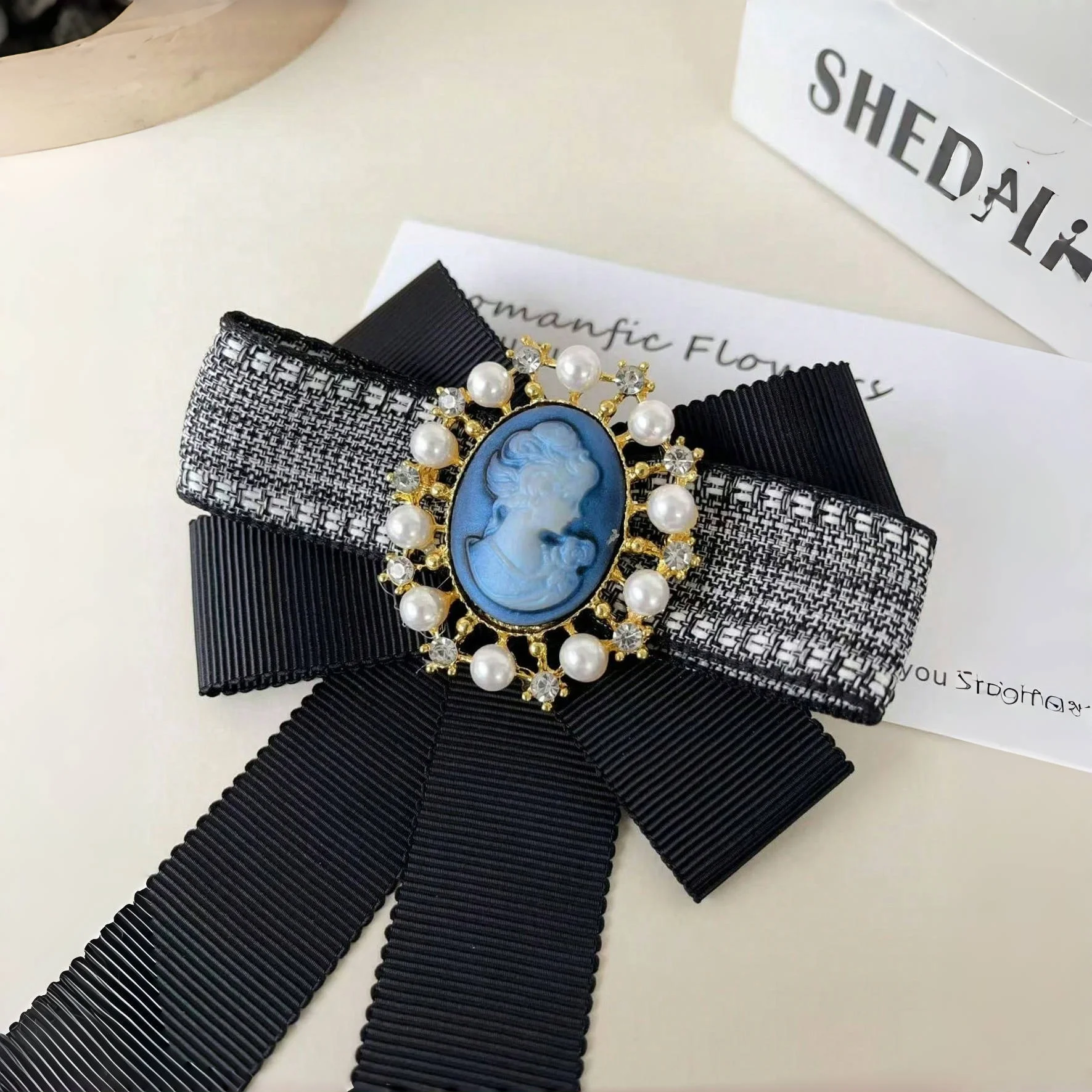 ヴィンテージの高級スタイルの黒いサテンの蝶ネクタイ1個、真珠や宝石で飾られ、ビジネス交渉、ディナーパーティー、カクテルパーティー、ロマンチックなデートに適しています、光沢のあるポリエステル繊維（ポリエステル）