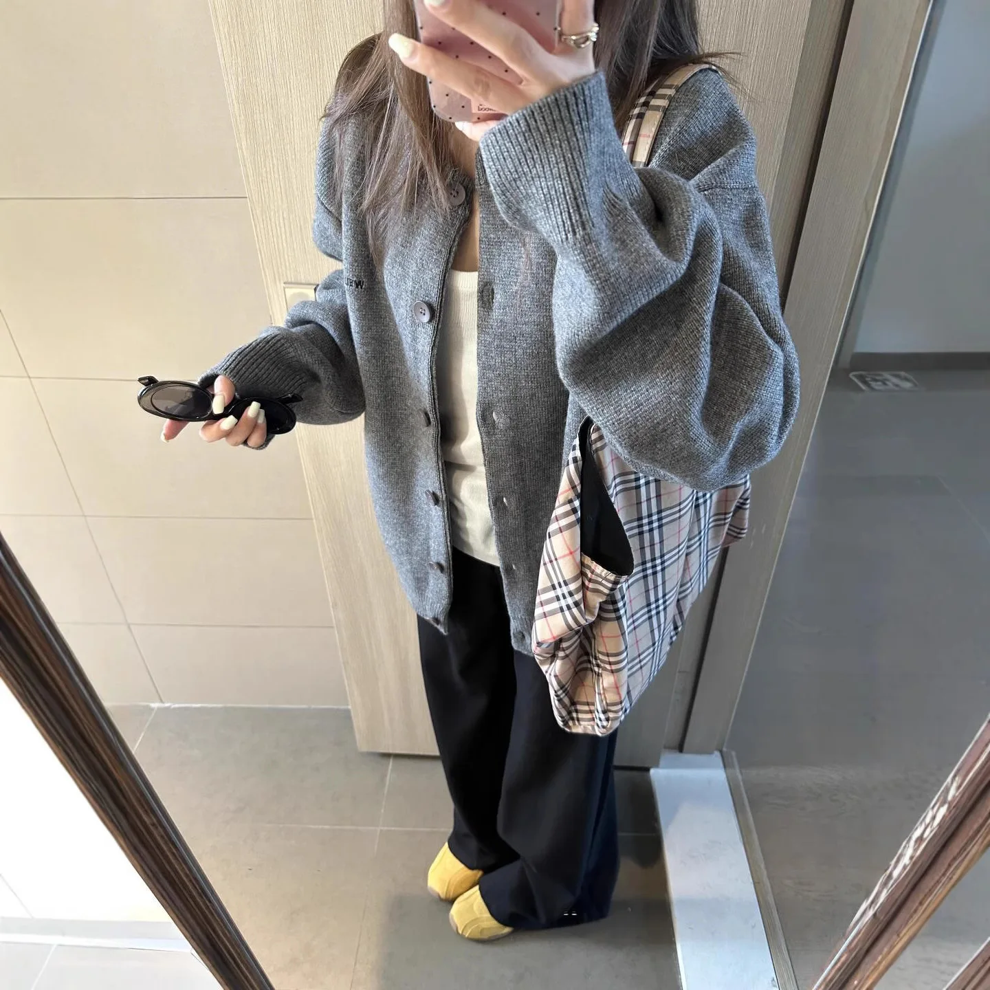 سترة محبوكة 2025 خريفية نسائية فضفاضة وكسول ملابس خارجية غير رسمية متعددة الاستخدامات للشتاء