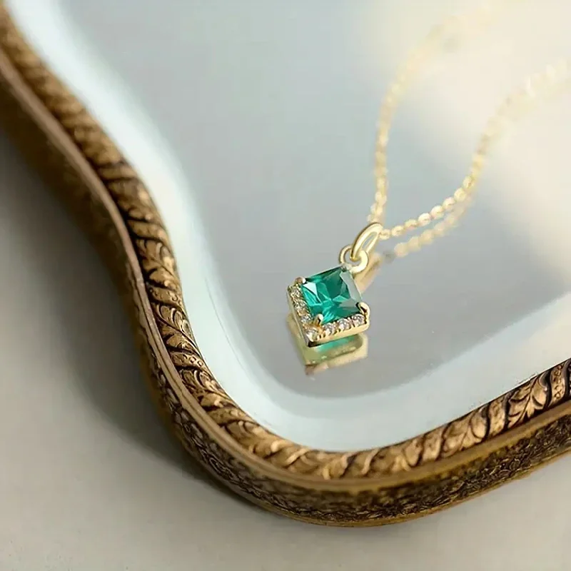 Huitan Exquisite quadratische grüne CZ-Halskette in Goldfarbe für Damen, Temperament, Alltagskleidung, Hals-Accessoires, Party-Statement-Schmuck