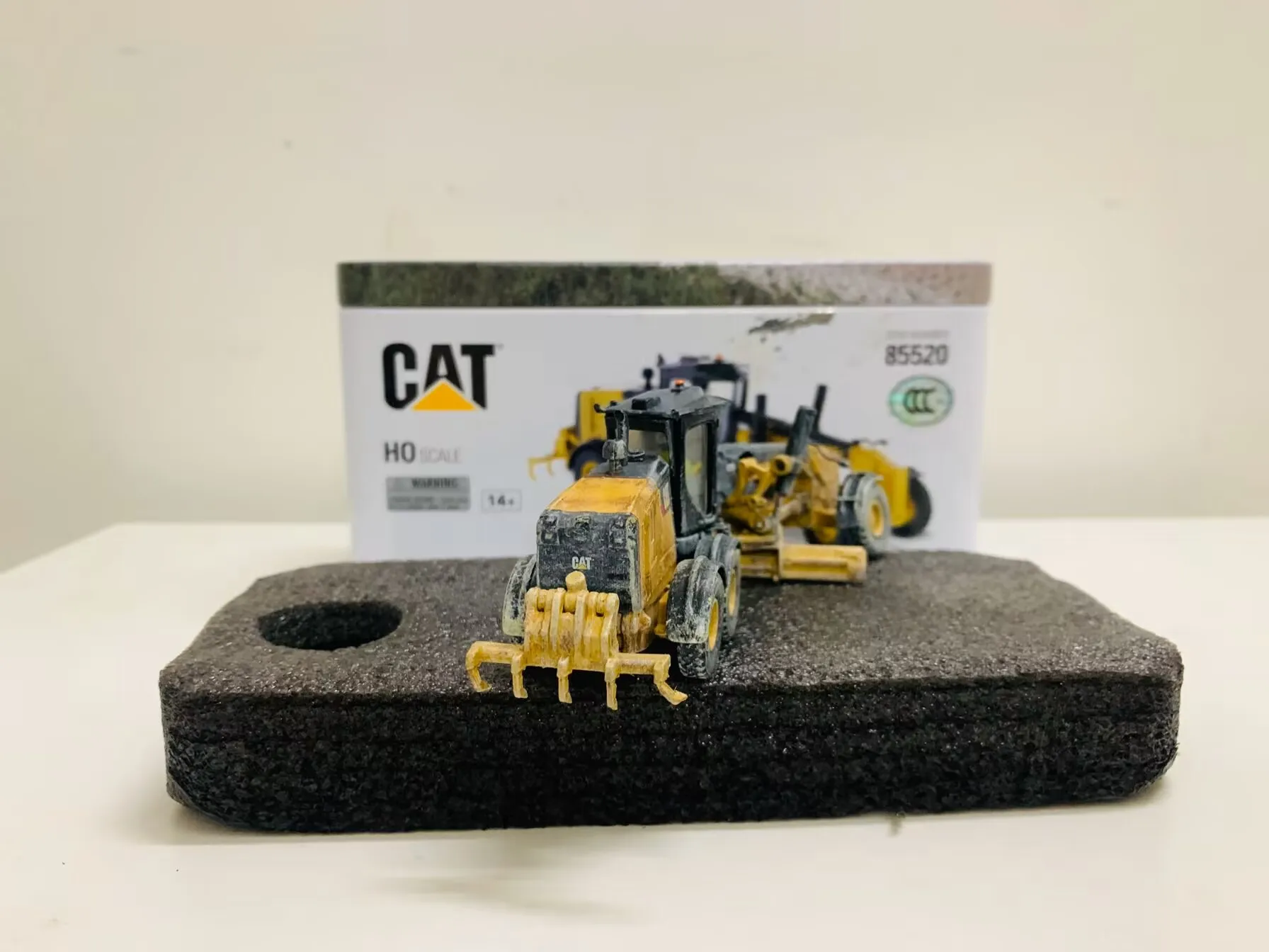 DM 12M3 Motor Grader Muddy Edition 1:87 Ho Scale Metal van DieCast Masters 85520 Collectible Model Nieuw in doos