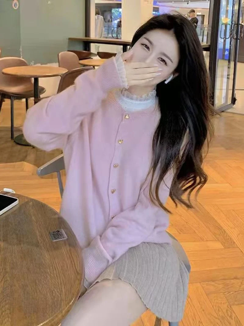 Elegancka koronkowa stójka, falbanki pod spód, damski design, mały krój Cro Me, szyfonowa długa bluzka z długim rękawem, spódniczka wewnętrzna.