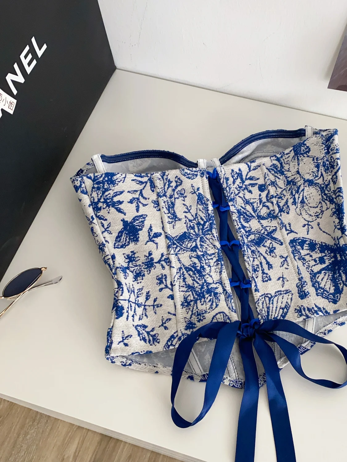 توب نسائي صيفي بتصميم ريترو كلاسيكي، بدون أكمام، برباط خصر، بتصميم عظم السمكة، بدون حمالات، مطرز، على شكل بوستير