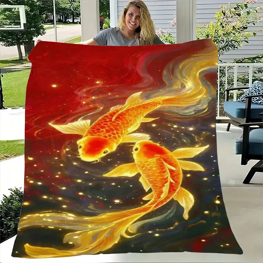 Majestic Golden Koi Fish nadando contra un fondo rojo y azul cósmico: manta polar suave de primera calidad, colores vibrantes y Shi