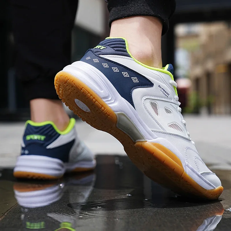 Novos sapatos de badminton dos homens respirável anti-deslizamento tênis sapatos de vôlei para formadores tênis confortáveis sapatos atléticos