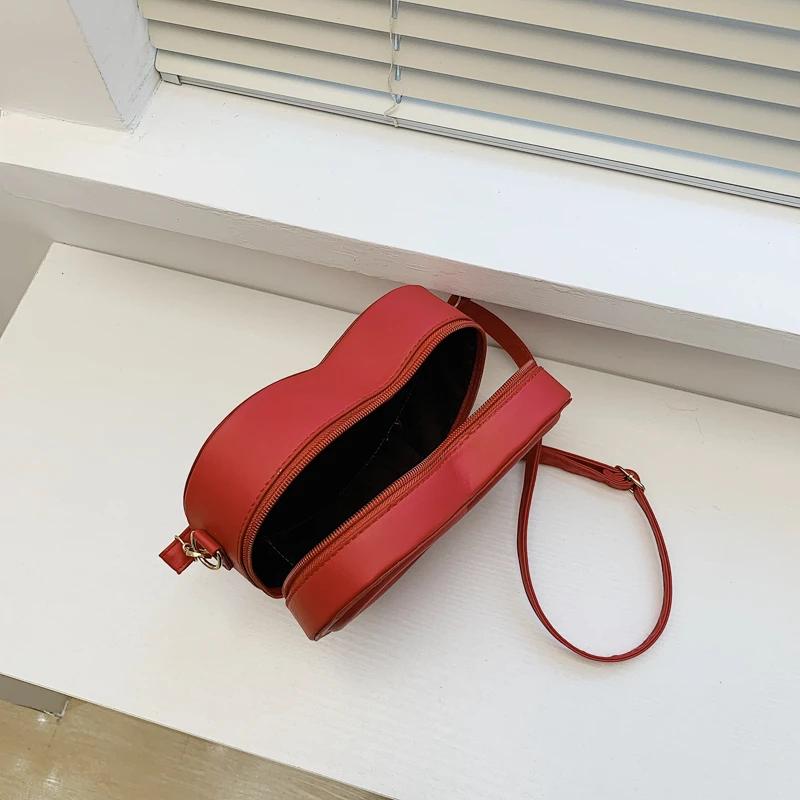 2024 New Peach Heart Sling Purses PU Leather Women Small Crossbody Bag Love Shaped Fashion Satchel Ladies Retro Red Shoulder Bag