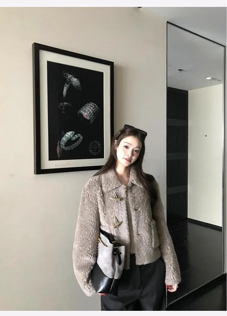 Short Cow Horn Button 100 Sheep Fur Grass Coat for Women In Autumn and Winter 2025 Lamb Fur Jacket