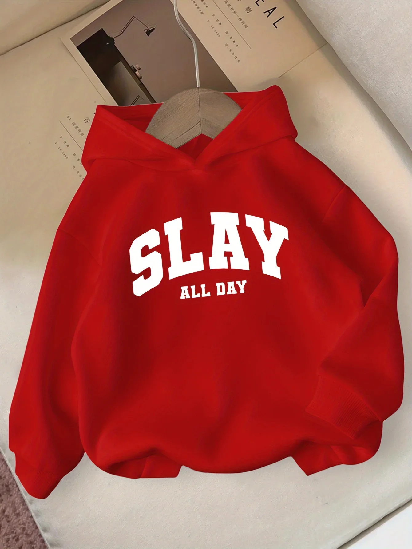 Sudadera con capucha simple informal multicolor adecuada para niños impresa con patrones de letras blancas adecuada para salidas diarias