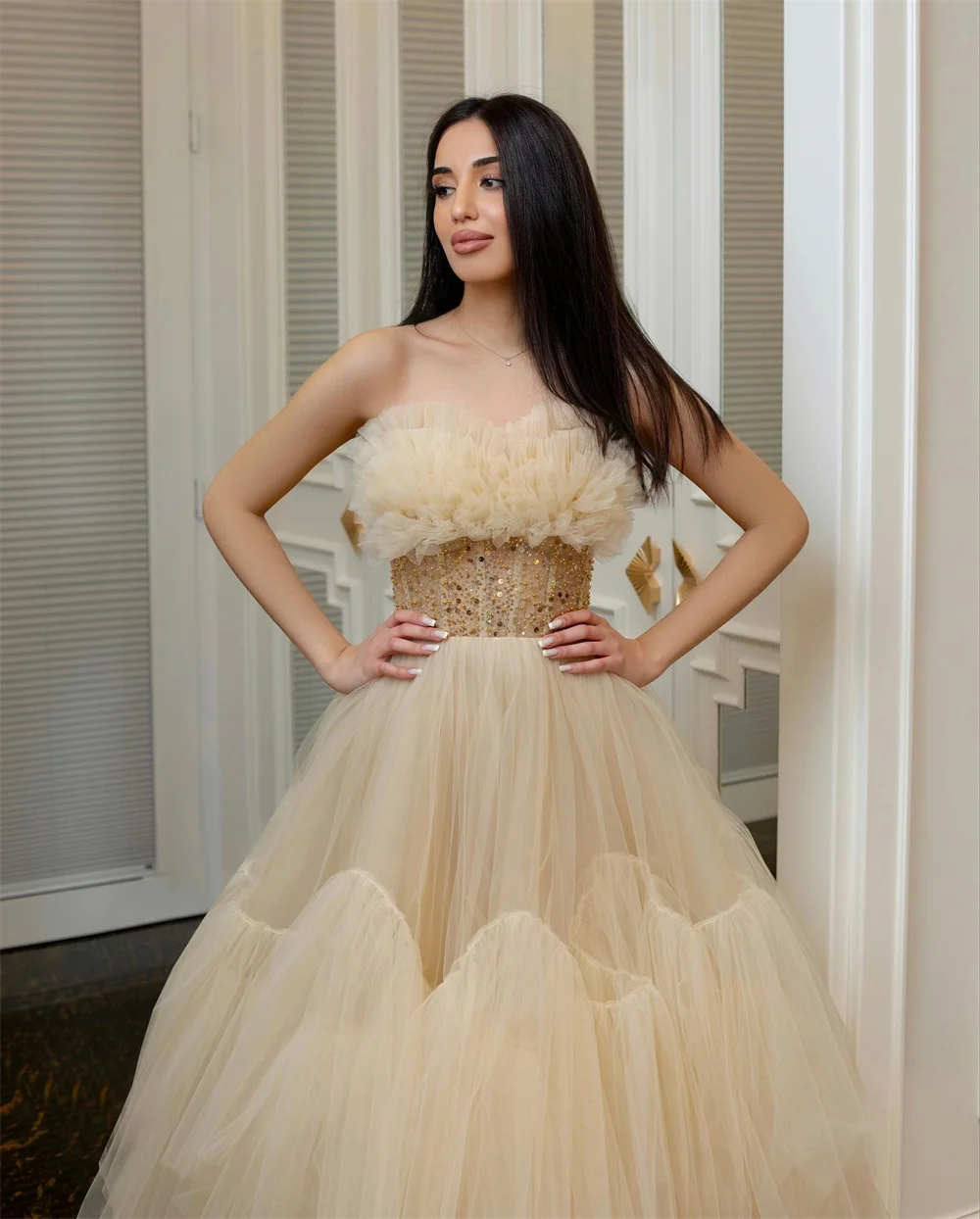كونتيسا مخصص الشمبانيا تول بدون حمالات مشد الكرة ثوب كشكش طبقات تنورة طويلة مساء حفلة موسيقية فستان للنساء حفلة رسمية