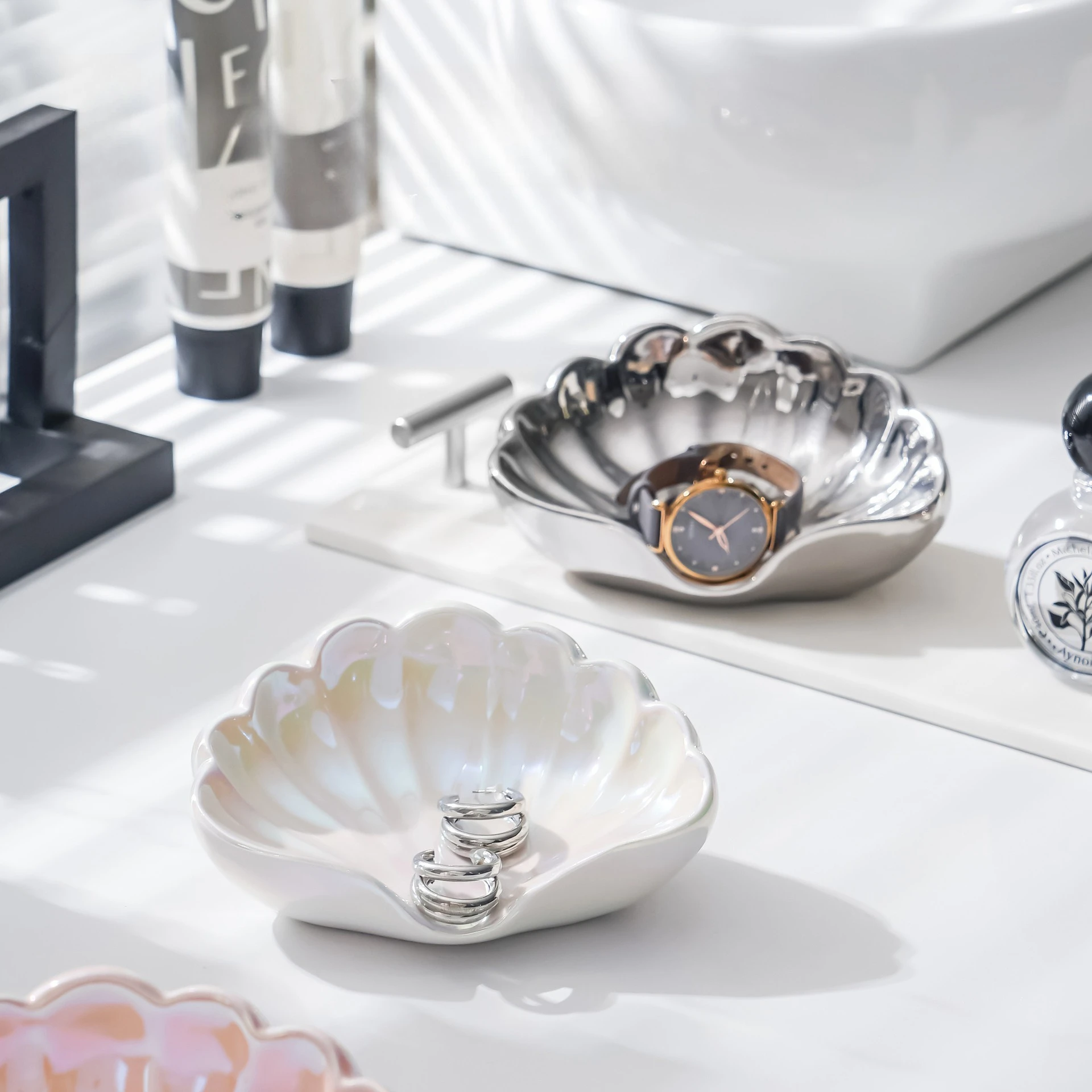 

Light Luxury Seashell Shaped Drain Soap Box Creative Punch-free Ceramic Soap Dish Household Soaps Holder Bathroom Accessories