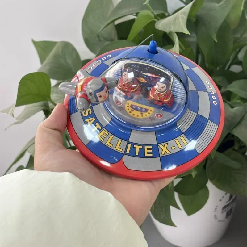 Disco volante in metallo di latta UFO nave spaziale modello figura astronauta giocattolo a carica collezione per adulti regalo di orologeria astronauta retrò