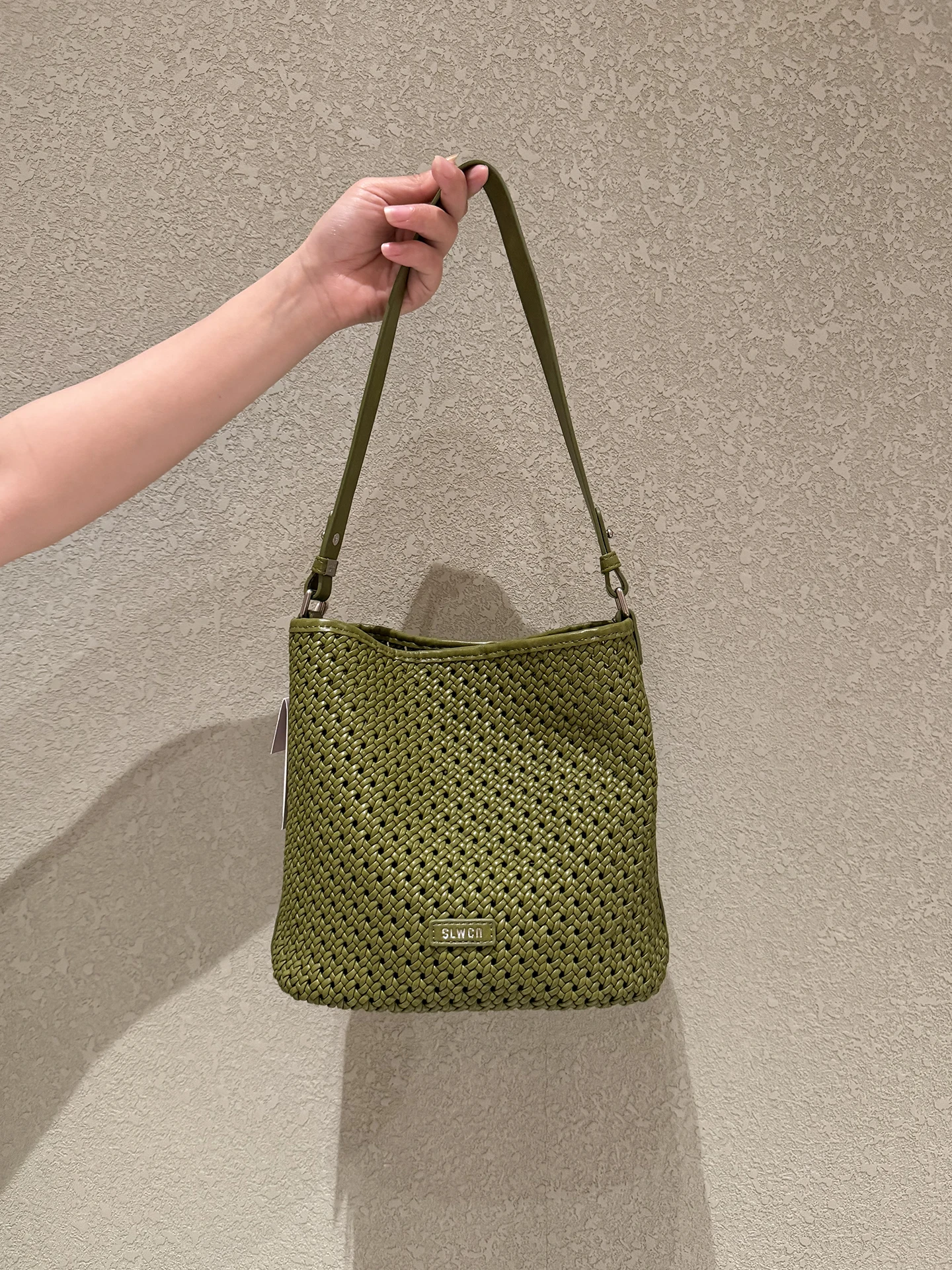 Bolsa de Ombro Transversal Feminina Selin Weiss Artesanal Grande Capacidade Vazada Versátil Primavera Verão com Fecho Magnético