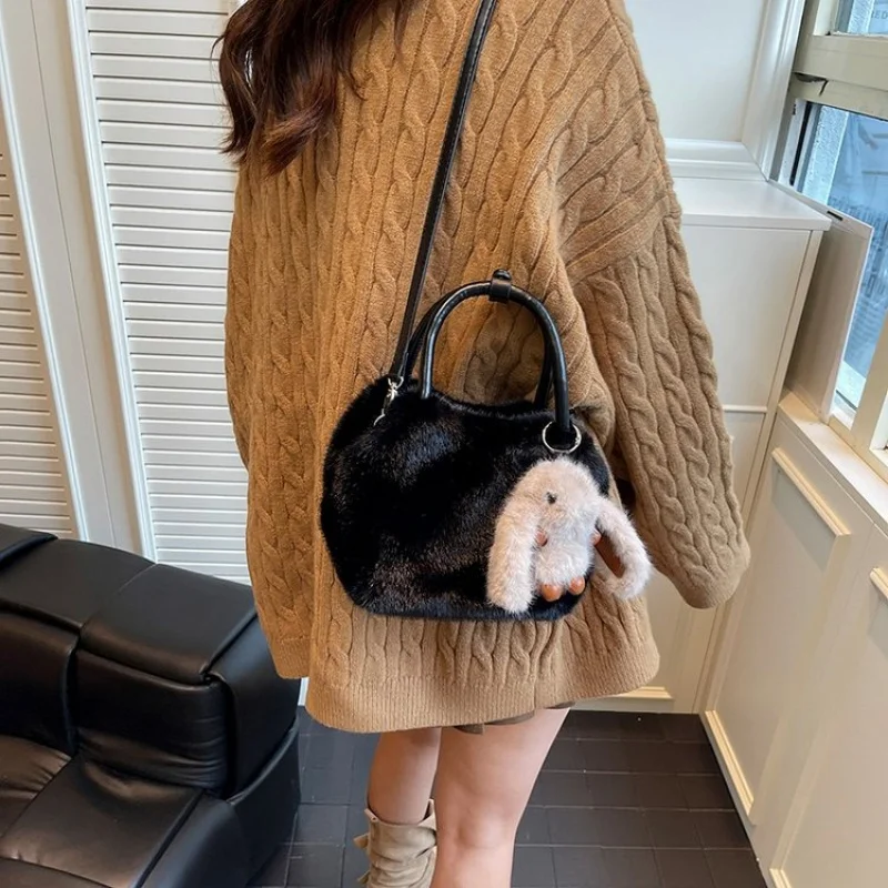 

High-End Ladies Tote Bag Crafted From Fine Leather Featuring High-End Quality And Famous Commuter Timeless Look ​