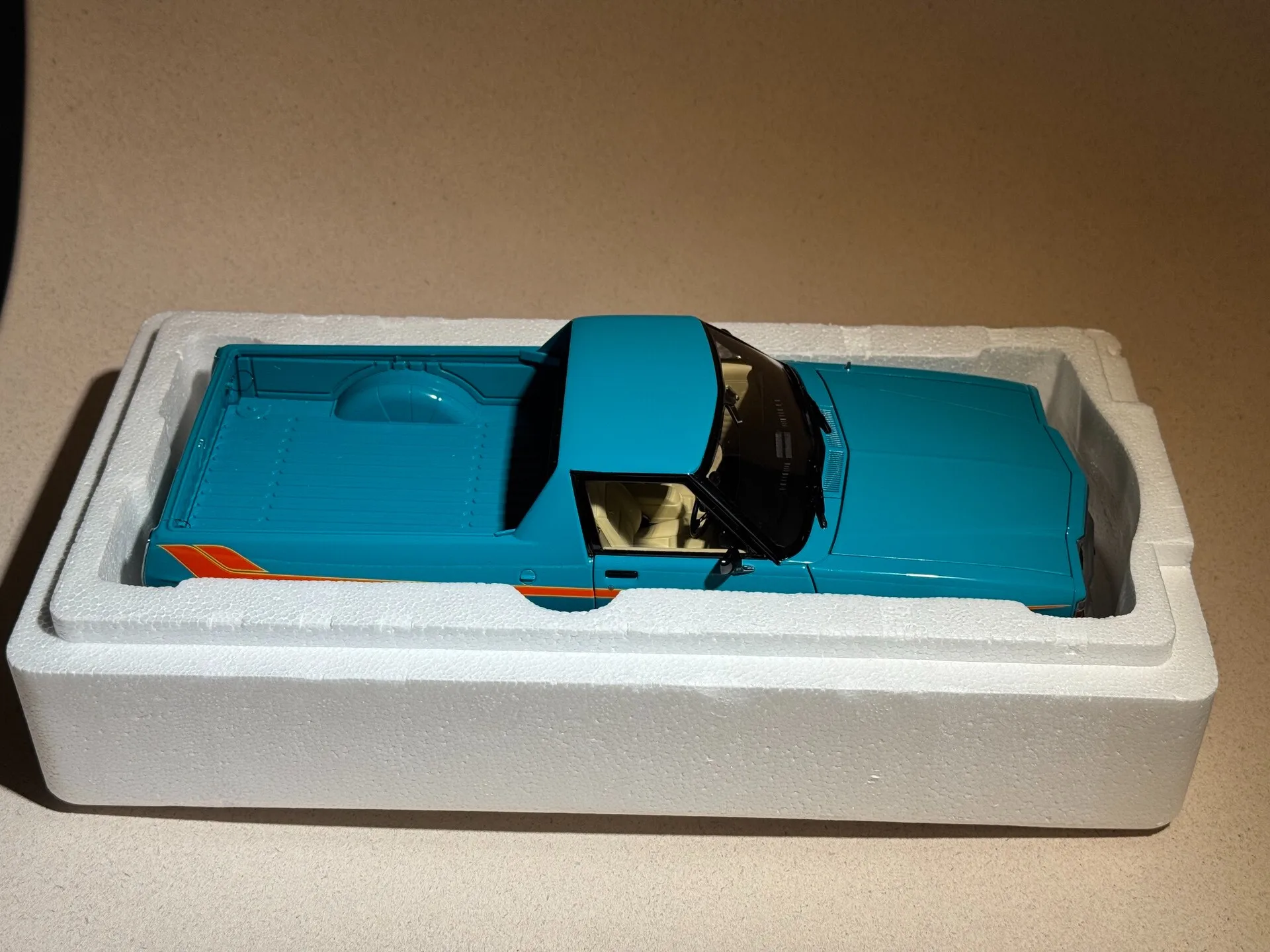 Autoart 1:18 Holden HS Sandman Utility Simulation Limited Edition All Open Alloy Metal Static Car Model Toy Gift