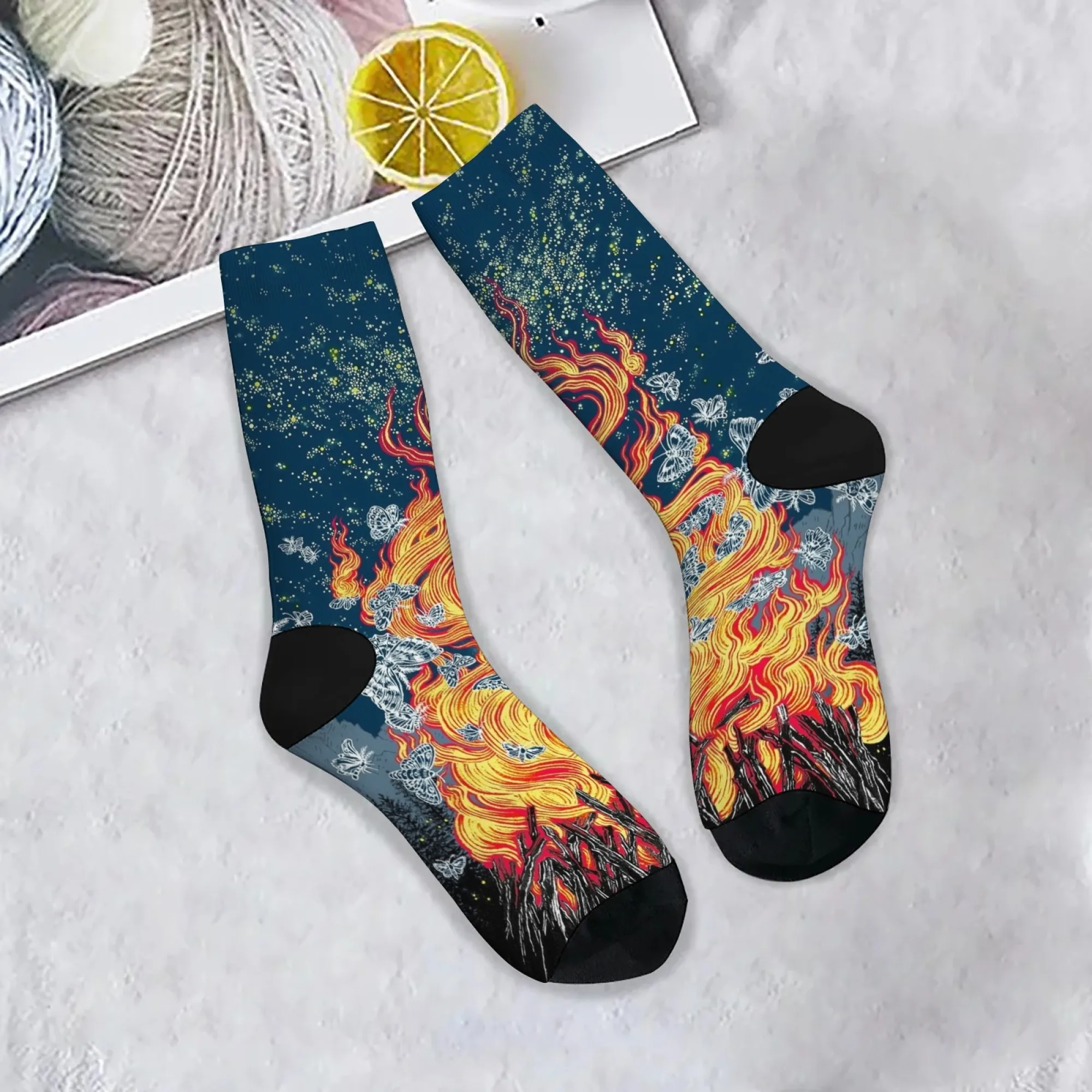 Фэнтезийные романтические носки с бабочкой в виде костра, темно-синие носки с принтом звездного неба и леса, подарок для романтических любителей искусства
