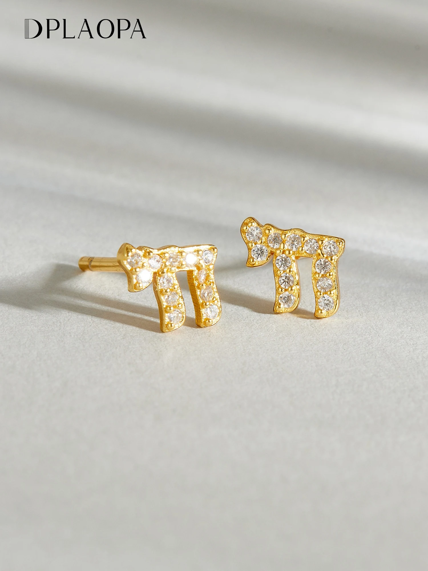 

DPLAOPA Женские серьги-гвоздики из стерлингового серебра 925 пробы с фианитами в форме символа, новинка 2026 года, шикарные повседневные украшения, подарок