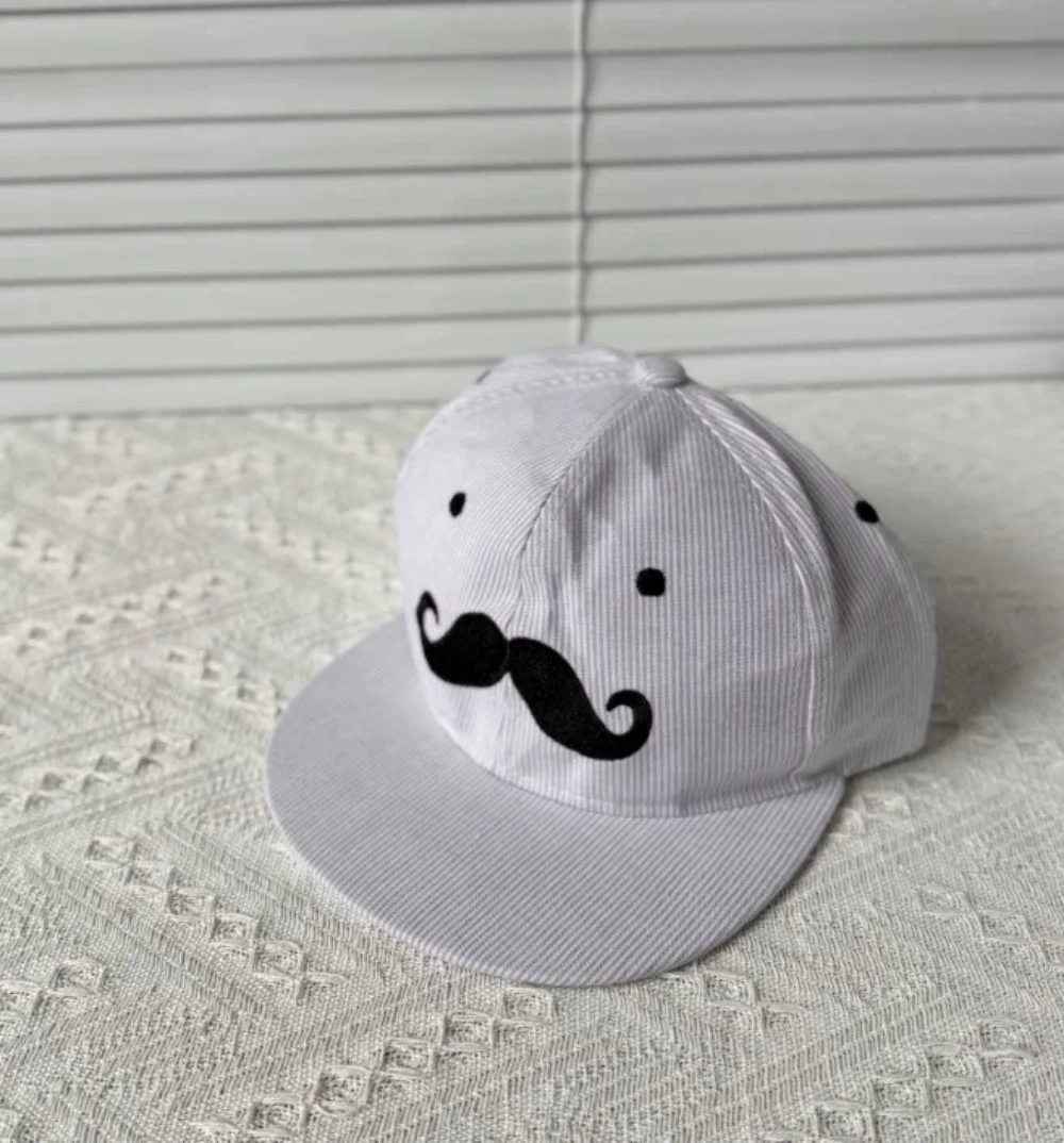 Fine stripe mustache embroidery, flat brim side with letter baseball cap suitable for commuting, traveling and taking photos