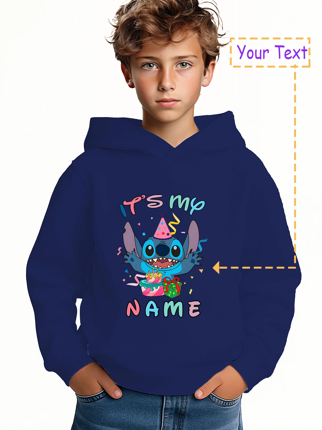 سترة بغطاء للرأس لحفلات أعياد الميلاد من مينيسو - مظهر حفلة عيد ميلاد ستيتش مع تصميم ملون "IT'S MY NAME". مرخص من ديزني