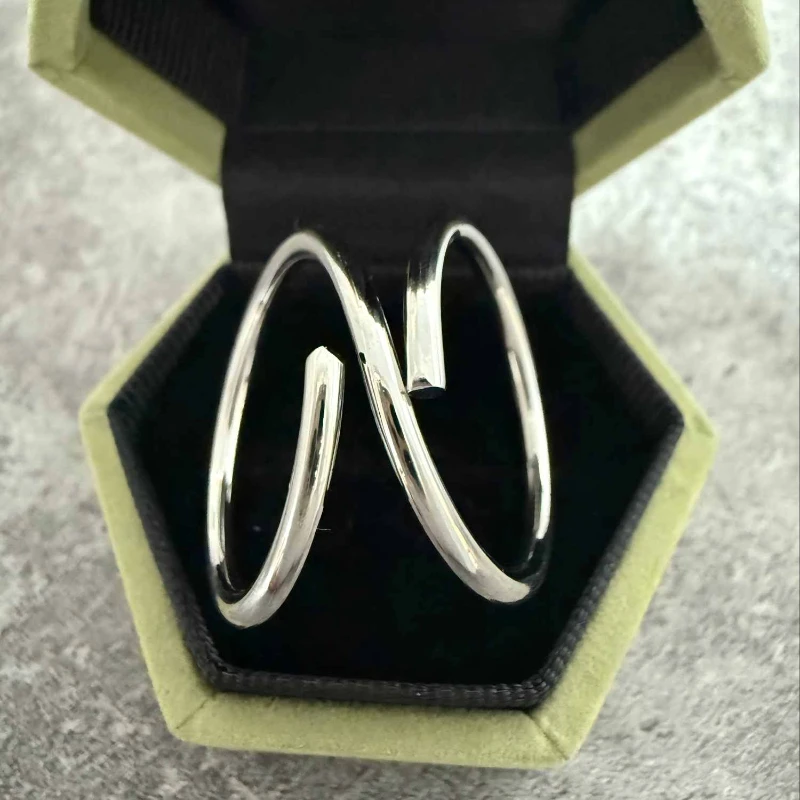 Schlichter und stilvoller schwanenförmiger Ring in Silberfarbe mit verstellbarer Öffnung für den täglichen Gebrauch von Damen als Schmuckzubehör und Geschenk.