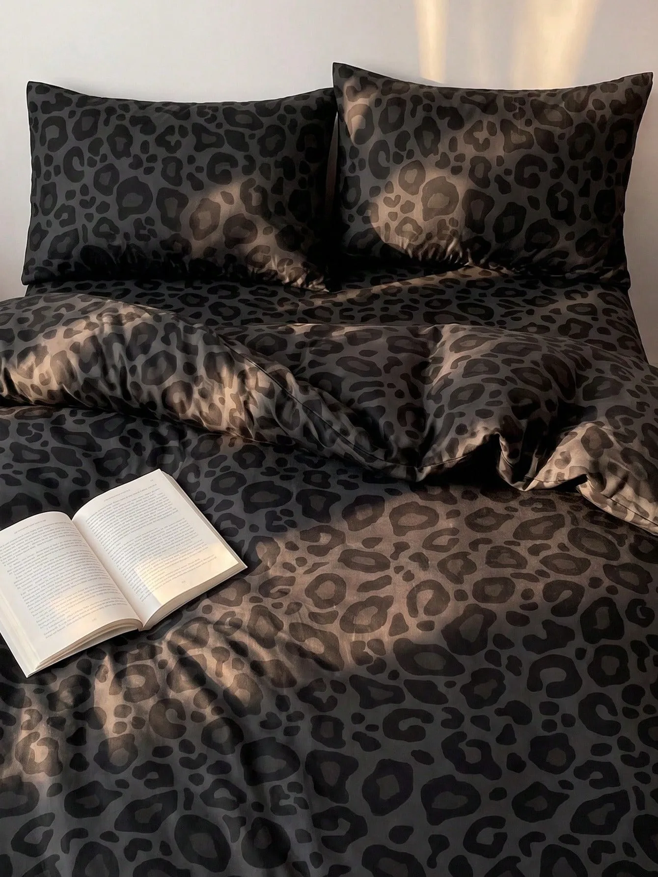 3pcs Ins Style Fashion Black & Dark Gray Leopard Print Duvet Cover Set 1 Duvet Cover with 2 Pillowcases Suitable for Bedroom