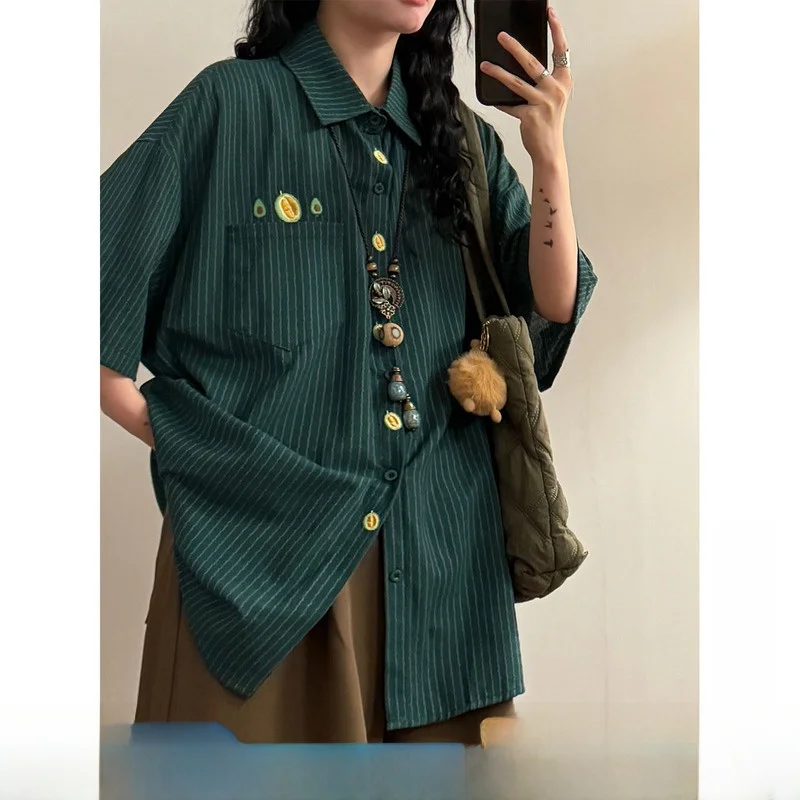 

UATONLINE2026 Летняя универсальная рубашка в ретро-стиле с коротким рукавом, вышивкой, полосатым узором и принтом авокадо для молодых женщин