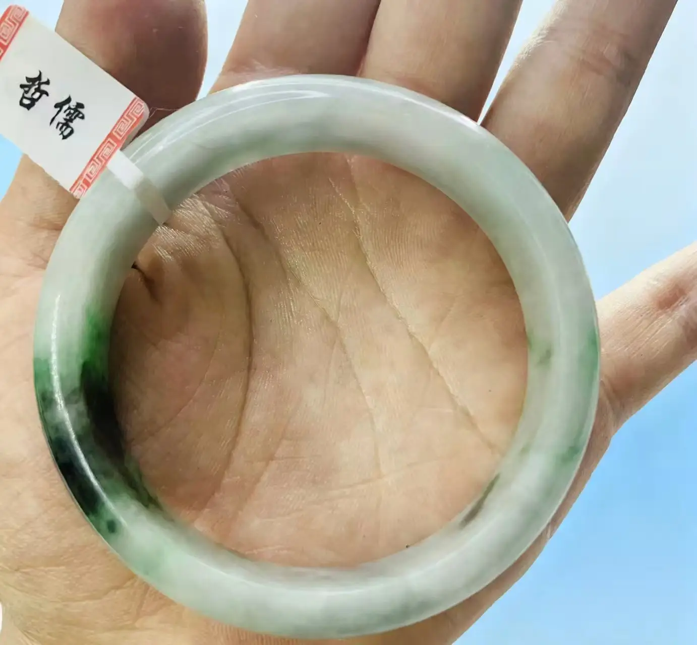 

Светло-зеленый двухцветный нефритовый браслет диаметром 57,2 мм, сфотографированный «один в реальном времени»