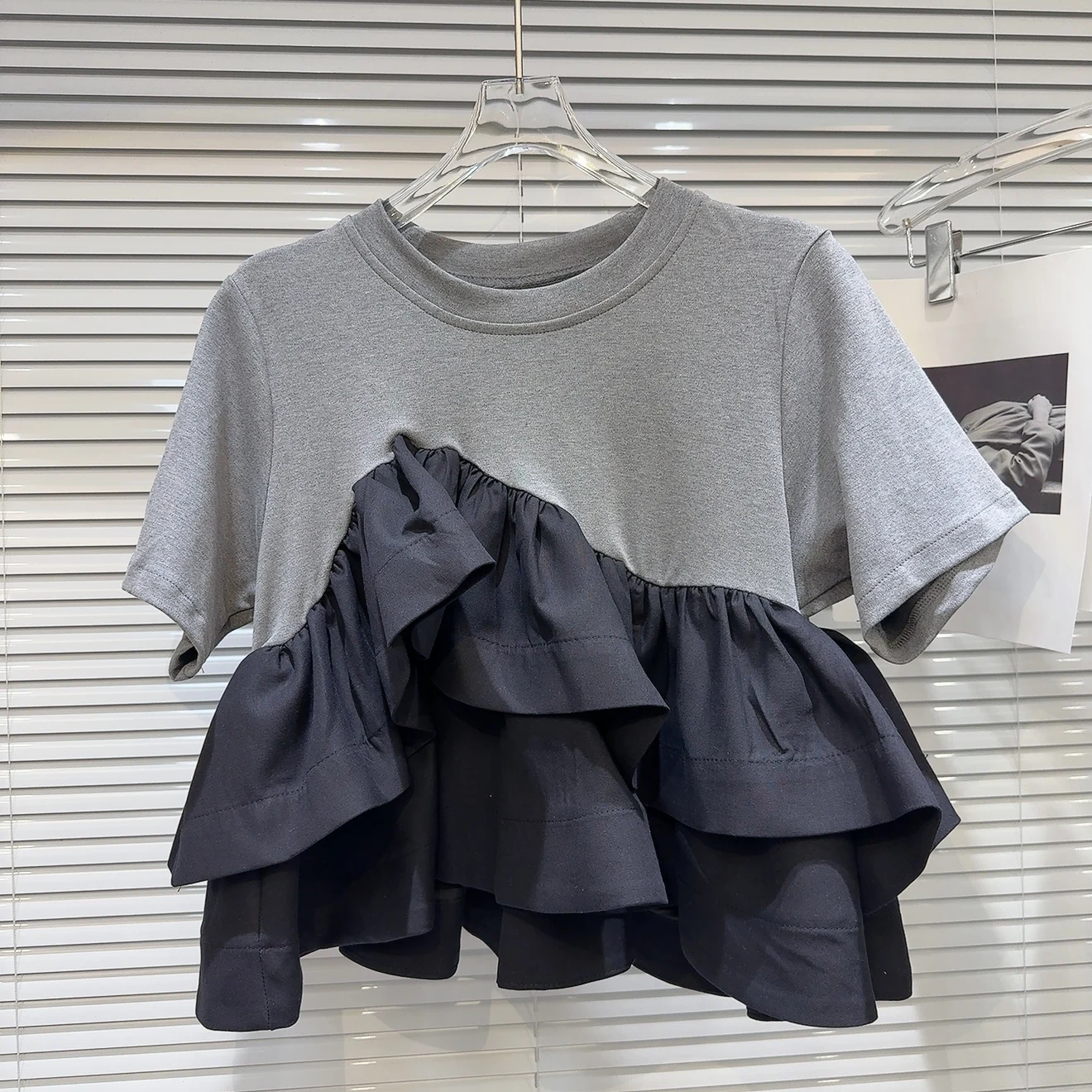 กระโปรงผ้าทูลหลายชั้นสไตล์หวานซ่อนเปรี้ยวสุดฮิตประจำฤดูร้อนปี 2025 หรือเสื้อยืดสีสันสดใสลายบล็อกสไตล์ลำลองสำหรับผู้หญิง