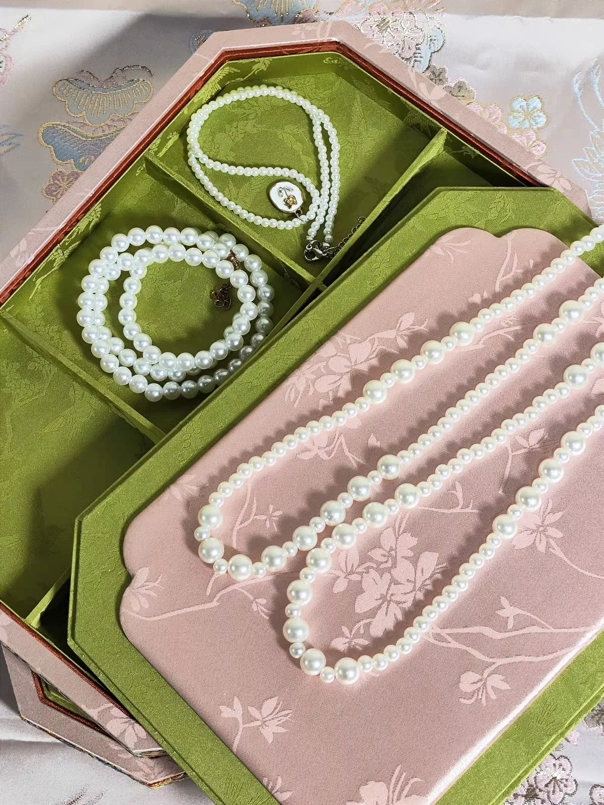 

Шкатулка для украшений в арабском стиле с крышкой, роскошный футляр для хранения браслетов и ожерелий, шкатулка для памятных вещей в ближневосточном дизайне для женщин