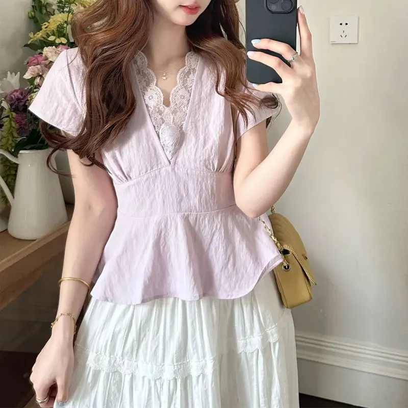 

Базовая корейская приталенная блузка с кружевными вставками и пэчворком, однотонная, летняя, с V-образным вырезом, стильными оборками и коротким рукавом, с завышенной талией