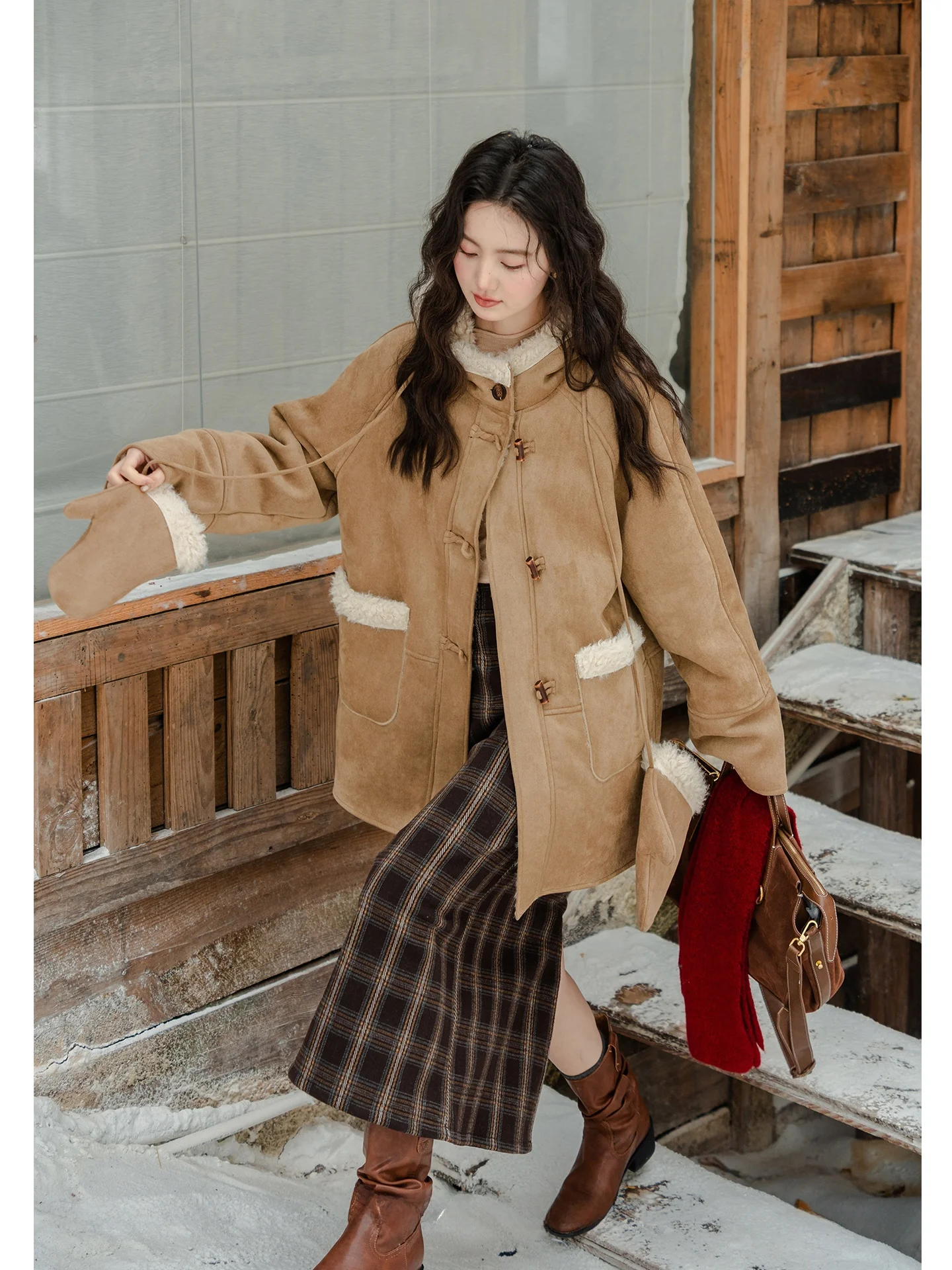 Kurtka damska zimowa z kapturem, ocieplana, zamszowa, w kolorze khaki, z barankiem, w odcieniach brązu i kawy, w stylu vintage.