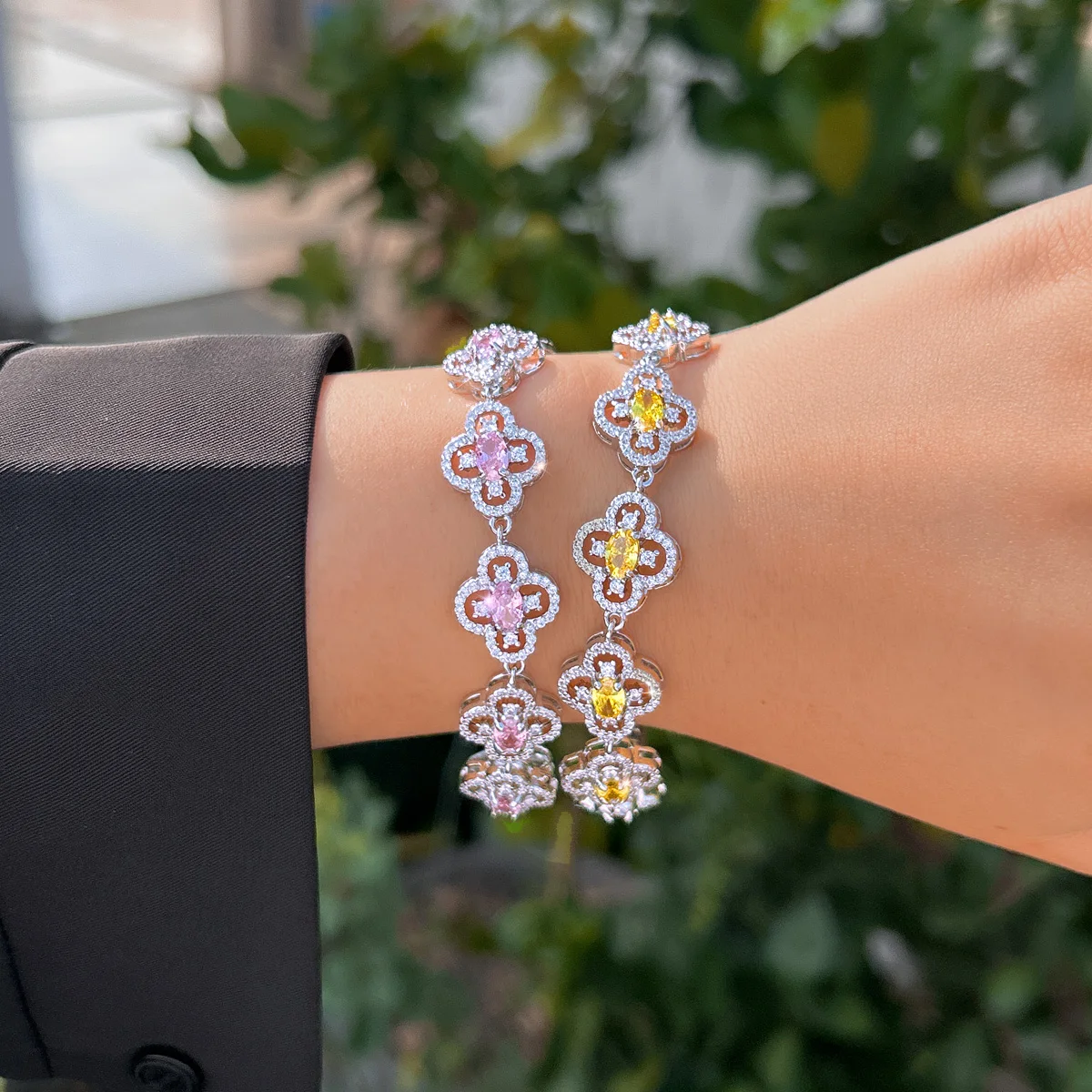 CWWZircons Luxuriöses Gelb-Rosa-Weiß-Blau CZ Großes Vierblättriges Blumen-Tennisarmband für Damen Hochzeit Party Schmuck Großhandel S0282 – Detail 4