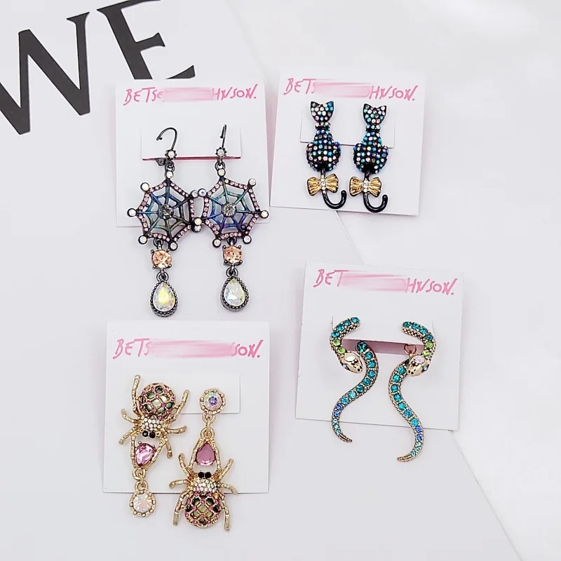 BJ  Well-known Designers Have The Same Retro Sweet Niche Design, Smart and Cute Inlaid with Shiny Rhinestones, Stud Earrings.