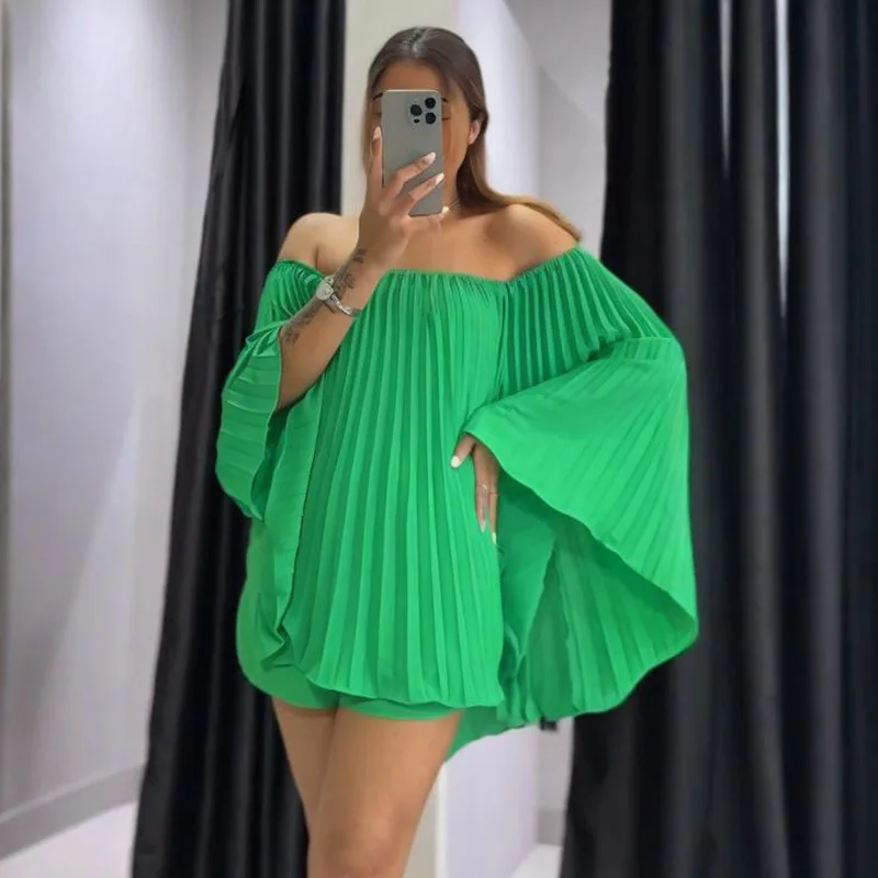 Set da due pezzi a pieghe alla moda, sexy, con spalle scoperte, manica a pipistrello, top sottile, pantaloncini in vita elastica, completo elegante per le donne