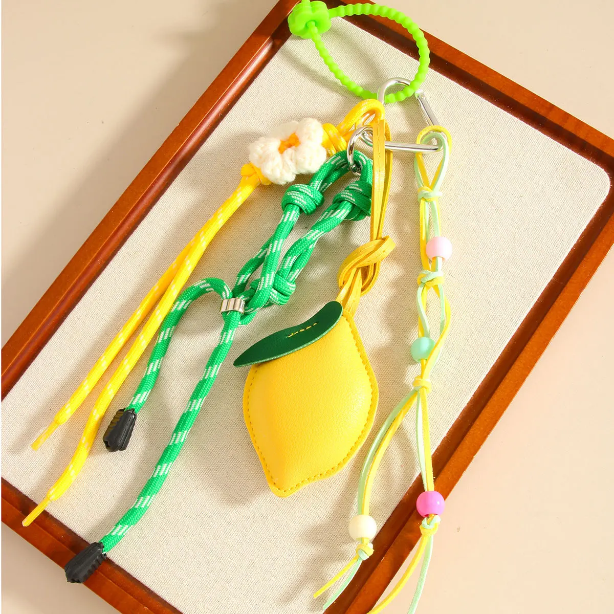 PU-Leder Zitronen-Frucht-Taschenanhänger Schlüsselanhänger mit handgemachter Häkelblume & Perlen-Geflechtband, Ästhetisches Luxus-Taschenaccessoire