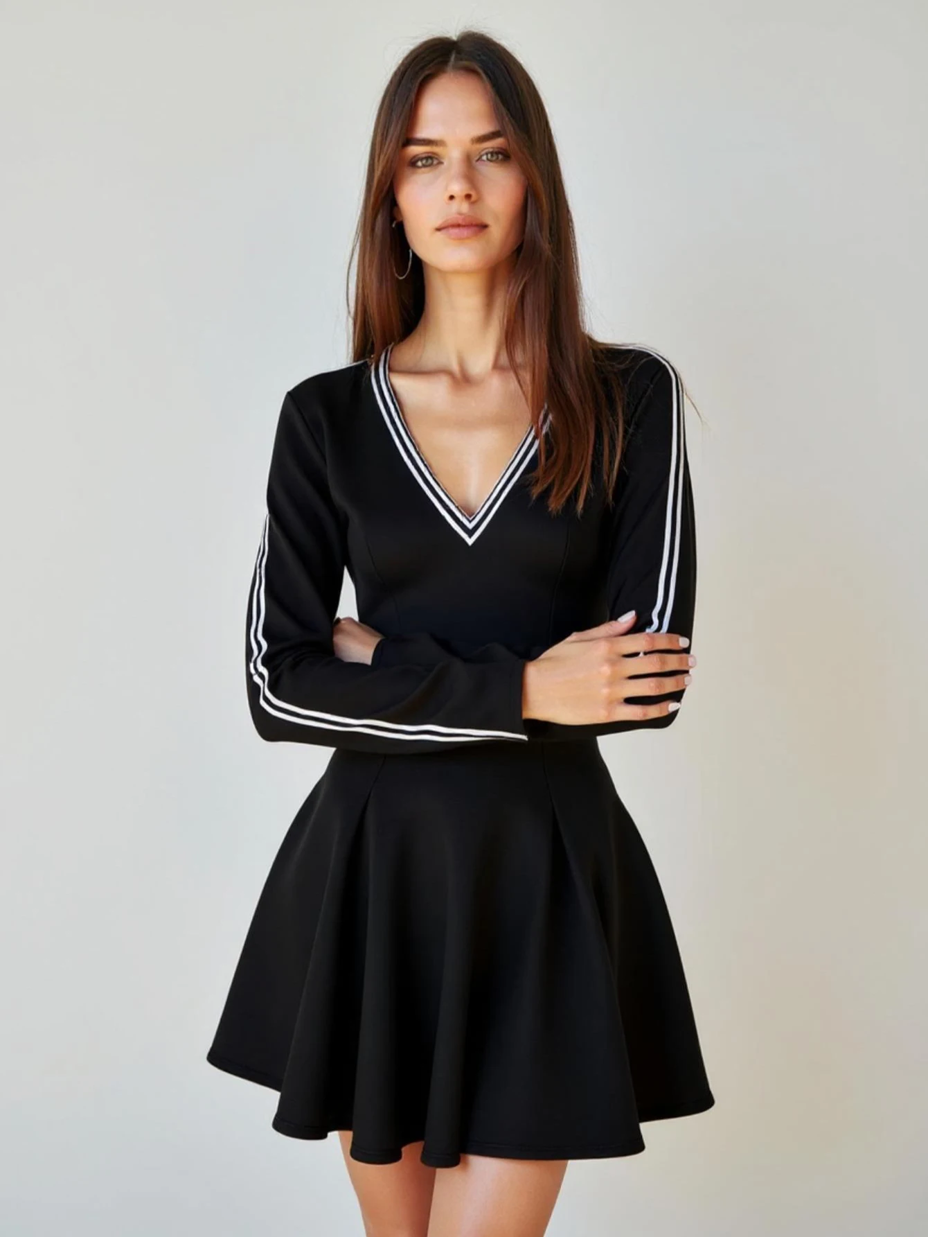 Damska sukienka mini z długim rękawem, dekoltem w serek, prosty krój w kształcie litery A, idealna na jesienne randki.