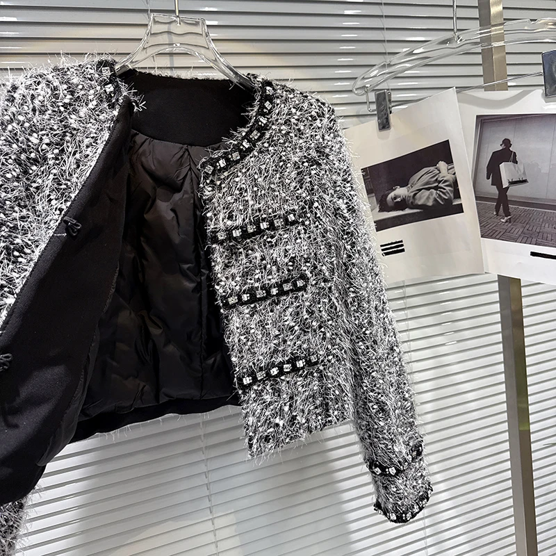 2025 invierno nuevo pequeño estilo fragante industria pesada chaqueta de plumón de diamante de las mujeres cuello redondo elegante abrigo de estilo corto