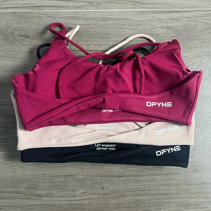 Dynamischer BH mit gedrehtem Rücken und Logo, nahtloser Yoga-Top-BH für Damen, mittlerer Halt, gepolstertes Gym-Crop-Top, dehnbares Fitness-Sport-Top