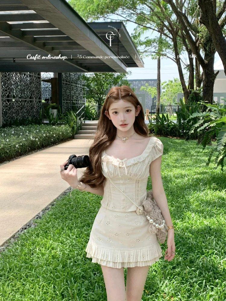 

Комплект Chil Sung 26SS: Модный топ с ароматом и короткая юбка из чистого хлопка с вышивкой в виде ажурных цветов