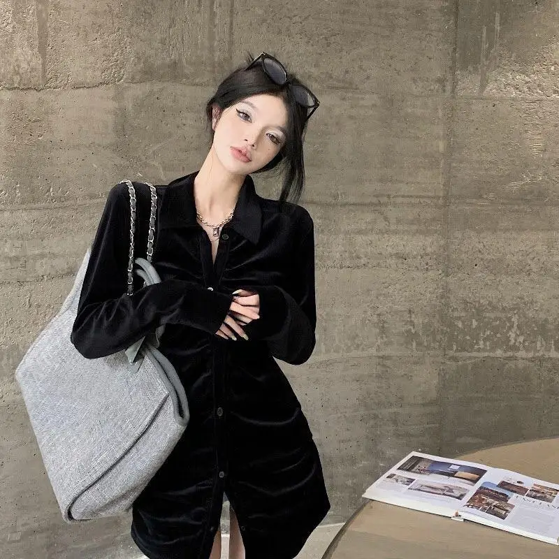 見事なプリーツブラックスリムフィットベルベットシャツ女性の秋冬の新しいスタイルレトロ香港風味ミッドレングススモールシャツトップ