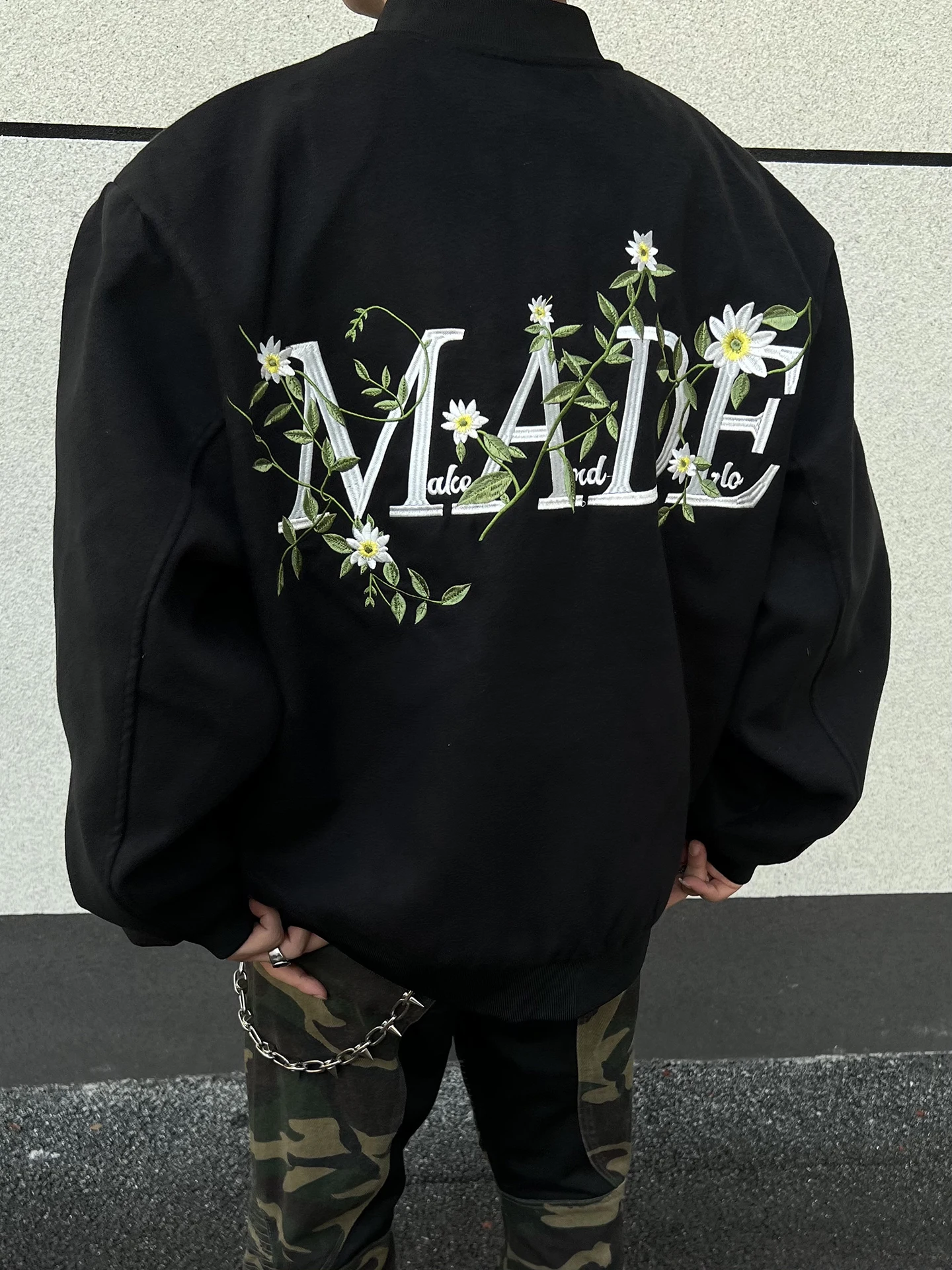 

Мужская свободная бейсбольная куртка в стиле ретро с цветочной вышивкой и надписью, из полиэстера, молодежный тренд, весна-осень