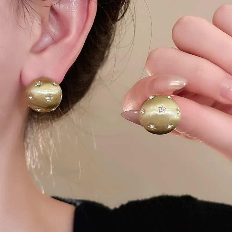 Retro Luxury Brushed Metal Star Zircon Round Stud Earrings for Ladies Elegant Matte Texture Minimalist Jewelry Ear Accessories
