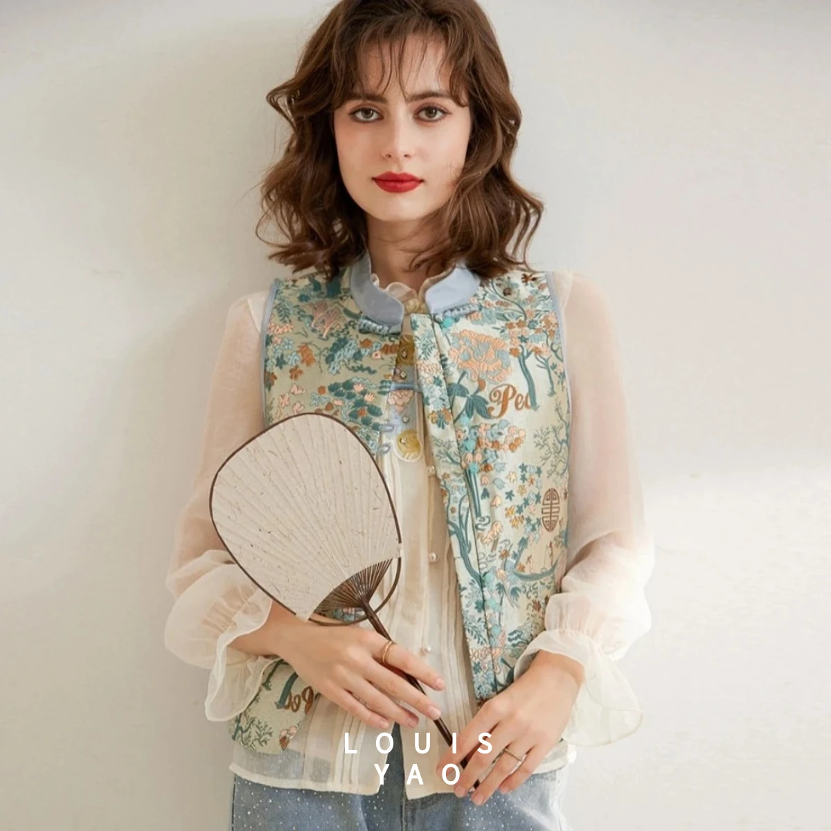 

Женский жилет LOUISYAO 2026 Весна: Элегантный жаккардовый жилет с пуговицами-лягушками, без рукавов, с контрастными вставками, универсальный модный жилет для женщин