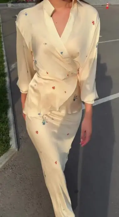 بقعة الملابس النسائية 2025 نمط جديد مزاجه المألوف أنيقة الساتان بأكمام طويلة الدانتيل يصل نصف تنورة